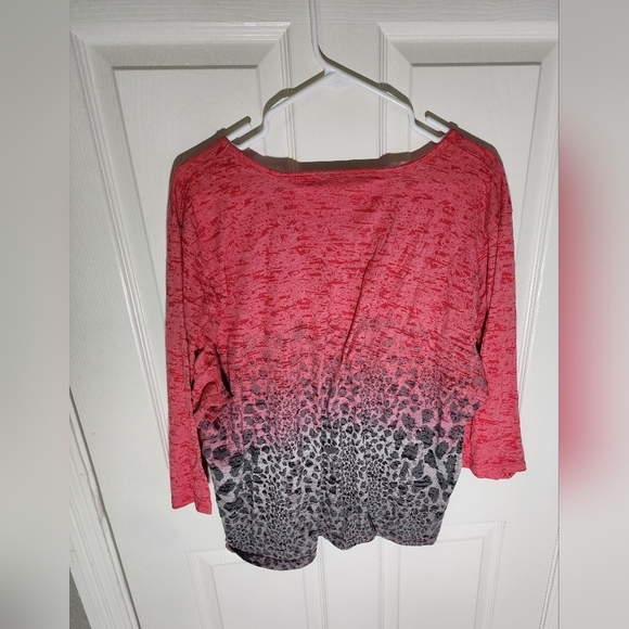 Activology Womens Ombre Animal Print V Neck Top - Picture 2 of 8